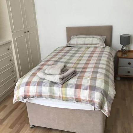 Spacious 2 Bedroom Flat In Heart Of Ballater Exterior photo